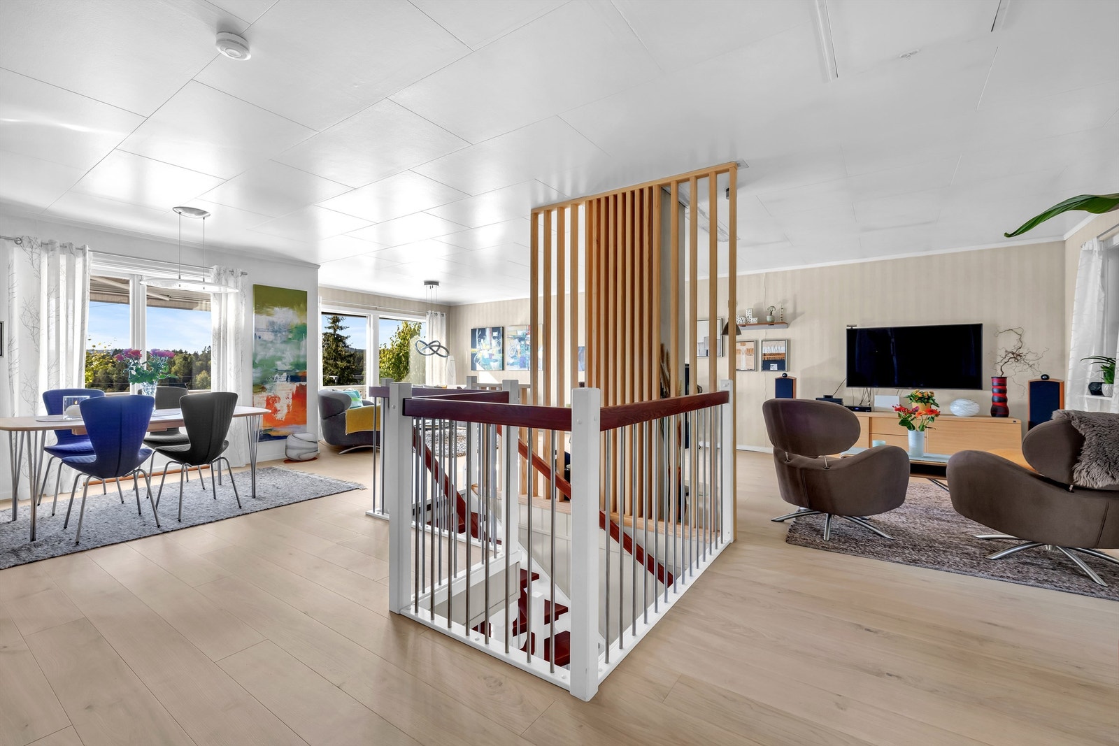 Den romslige stuen gir deg frihet til å skape din egen personlige stil og og skape ulike atmosfærer. Galleribilde