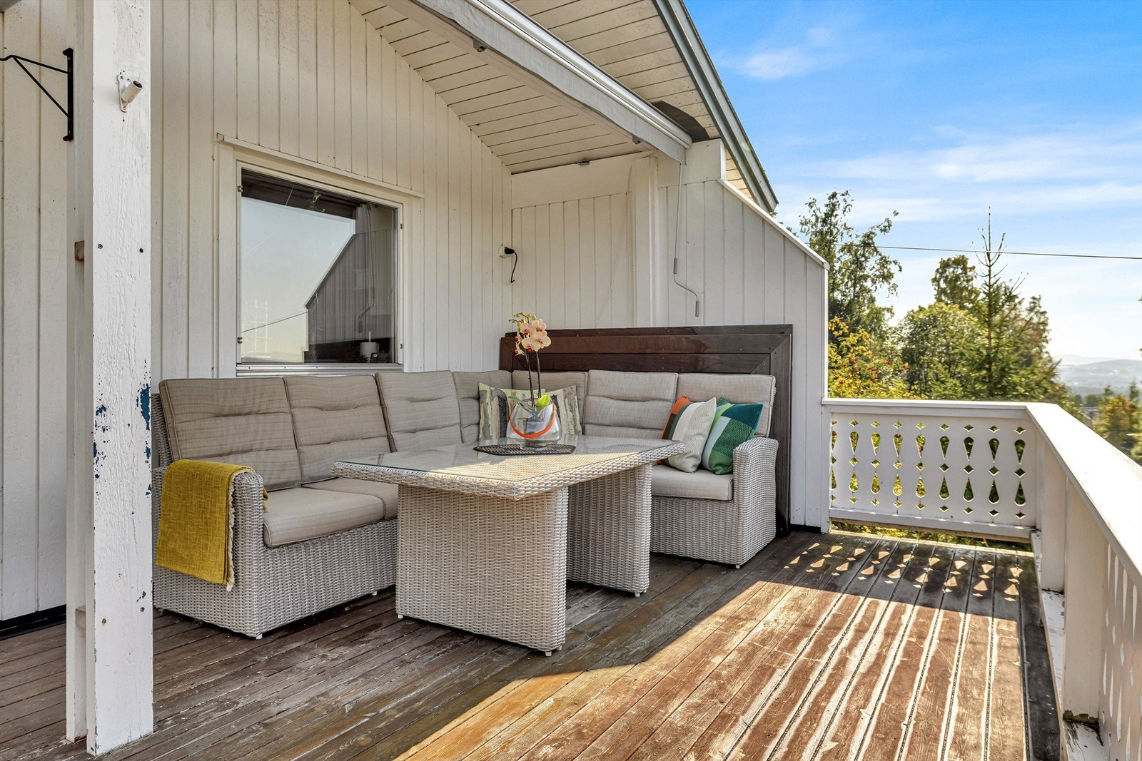 Balkongen er delvis overbygget, utstyrt med markise og gir god plass til ulike utemøbler. Galleribilde