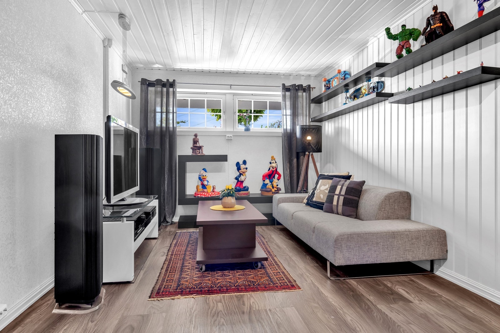 I boligens kjeller ligger det en kjellerstue med god plass til diverse møblement, som sofa, stuebord og tv-løsning. Ikke er godkjent for varig opphold. Galleribilde