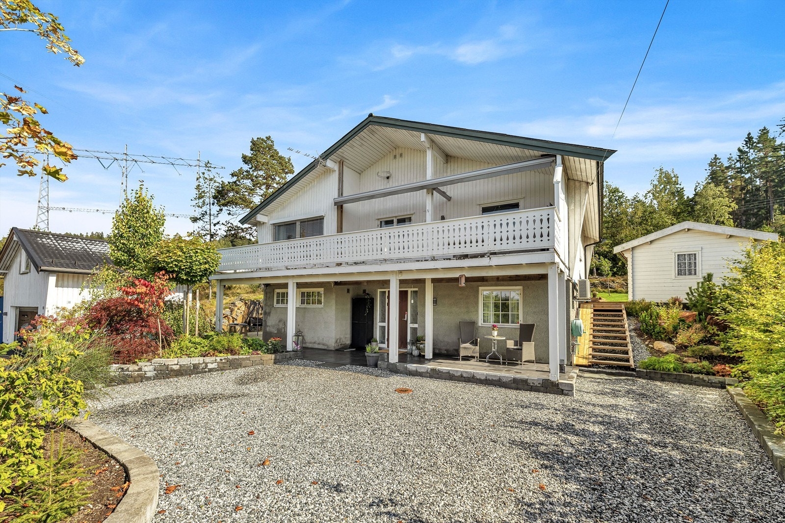 Boligen har adkomst via en asfaltert innkjørsel som leder til garasjen og deretter til en gruset gårdsplass. Galleribilde