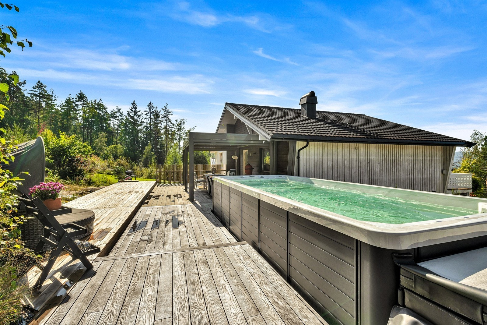 Motstrømsbassenget gir muligheter for både trening og avslappende vannmassasje i en del av bassenget. Kan følge med ved egen avtale Galleribilde