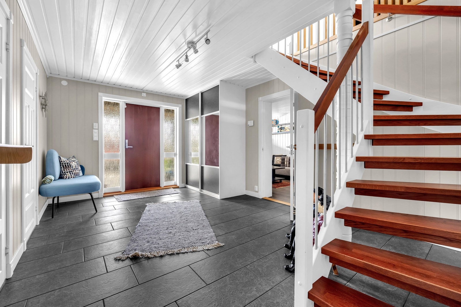 Entréen gir et godt førsteinntrykk av en bolig som er ideell for småbarnsfamilier. Galleribilde