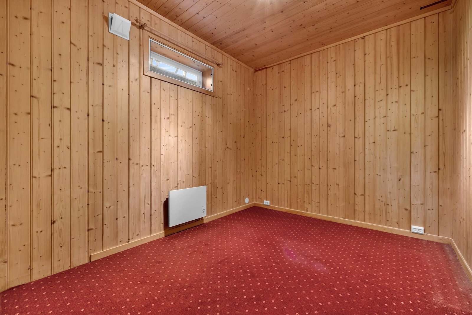 Et innredet rom i underetasjen som ikke er godkjent for varig opphold. Galleribilde