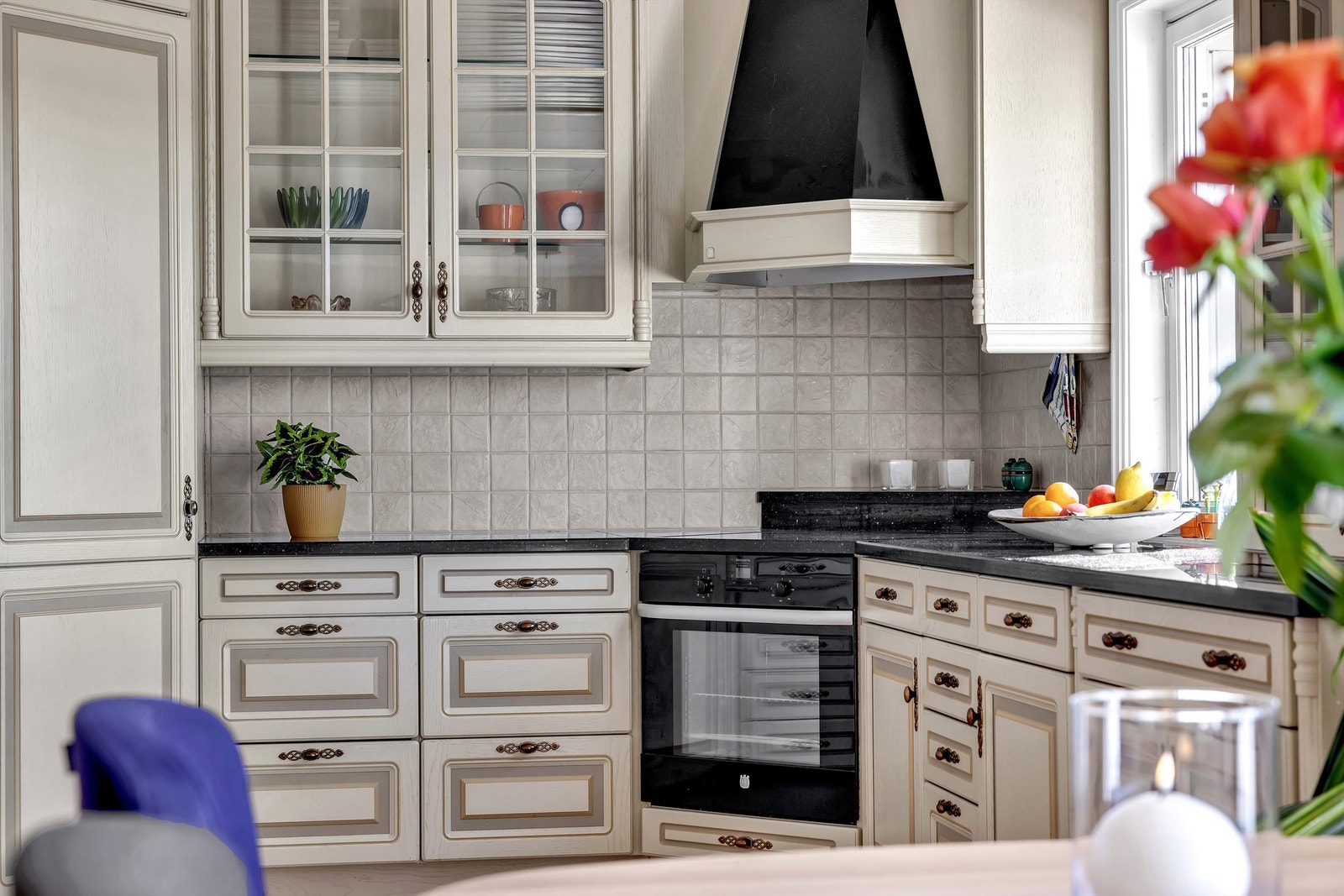 Integrerte hvitevarer, sammen med god belysning fra himling og vindu, skaper en innbydende atmosfære for matlaging. Galleribilde