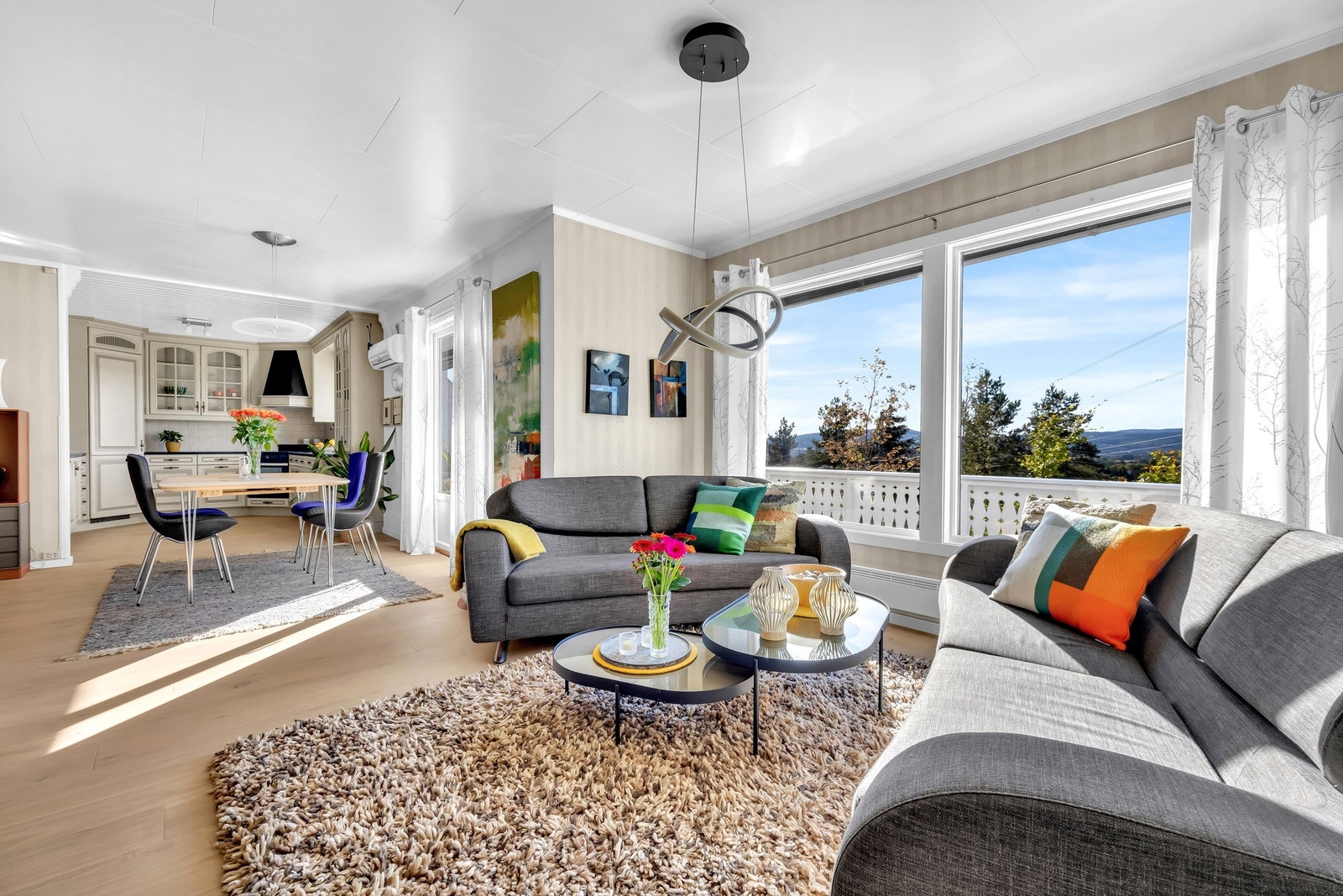 Stuen oppleves som luftig og innbydende med meget gode vindusflater fra flere himmelretninger som lar sollyset strømme inn. Galleribilde