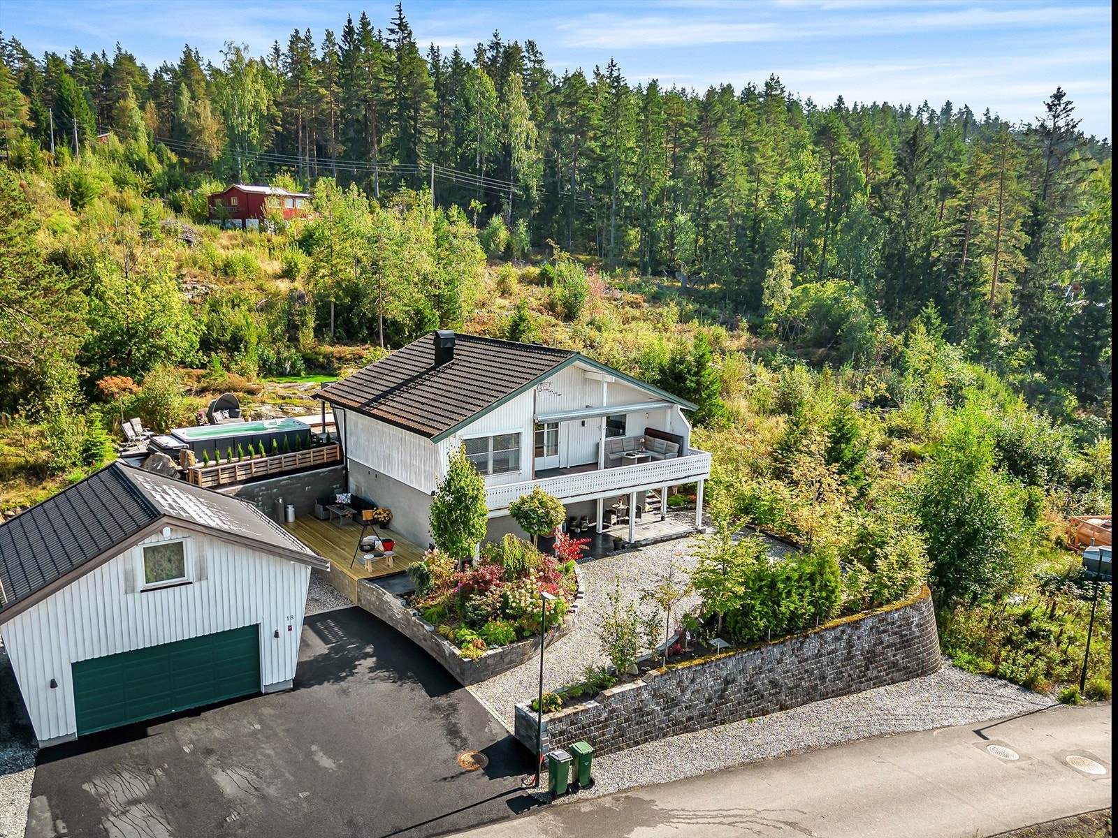 Velkommen til Ringdalsveien 18! Enebolig med flott beloggenhet. Nydelige solforhold, Gode parkeringsmuligheter. Skjermet og fin uteplass. Galleribilde