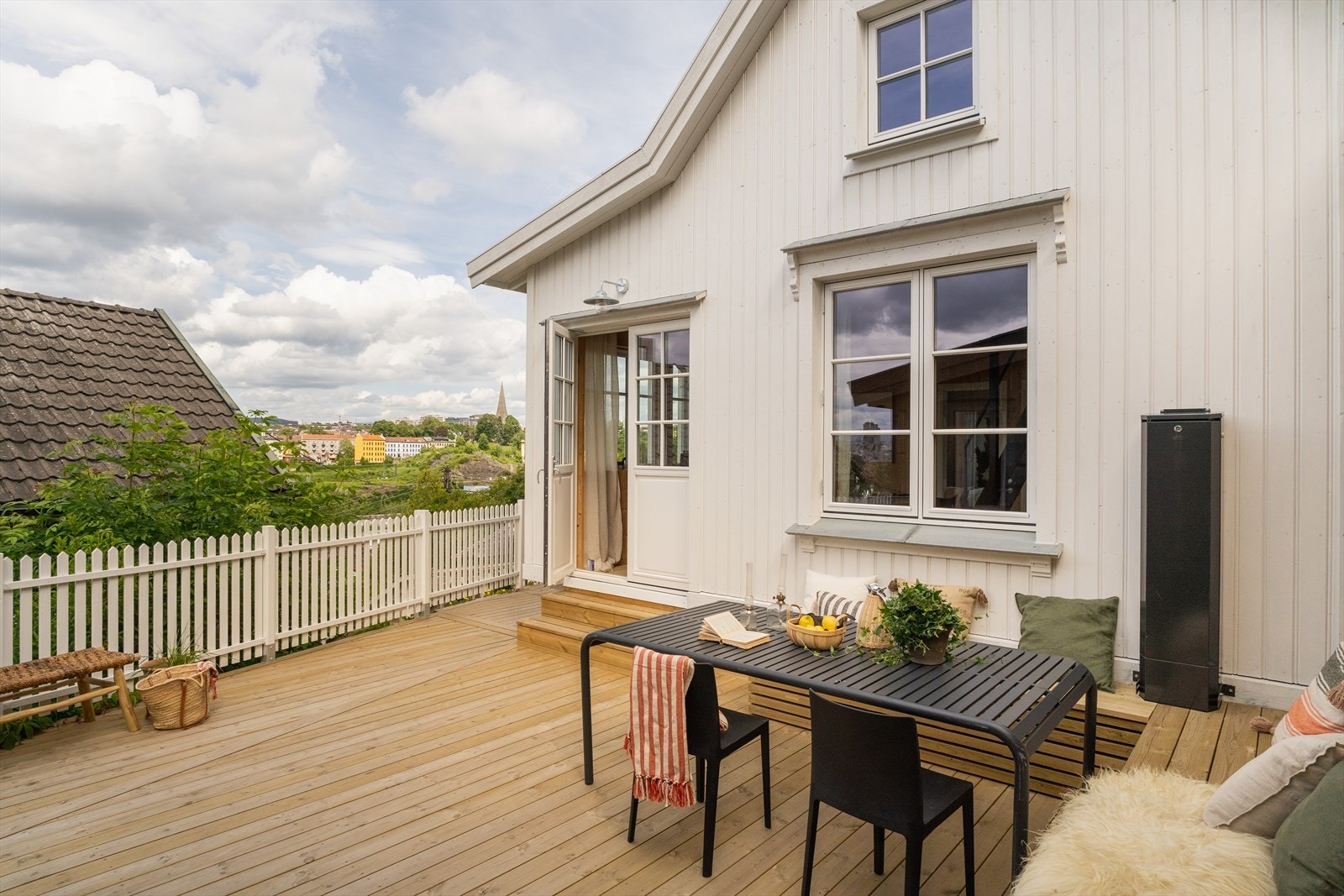 Nyoppført hus (2023) bygget med heltrelemeneter på original grunnmur og nytt uthusfra 2023. Galleribilde