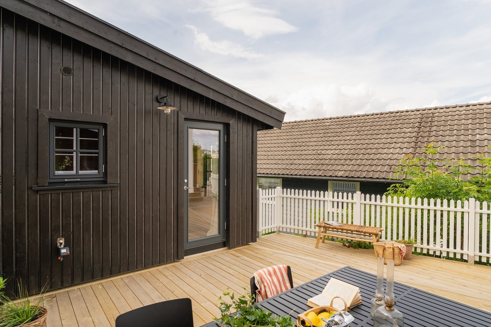 Stor solrik terrasse på 40 kvm og idyllisk hage vendt mot vest. Utekran på uthuset Galleribilde