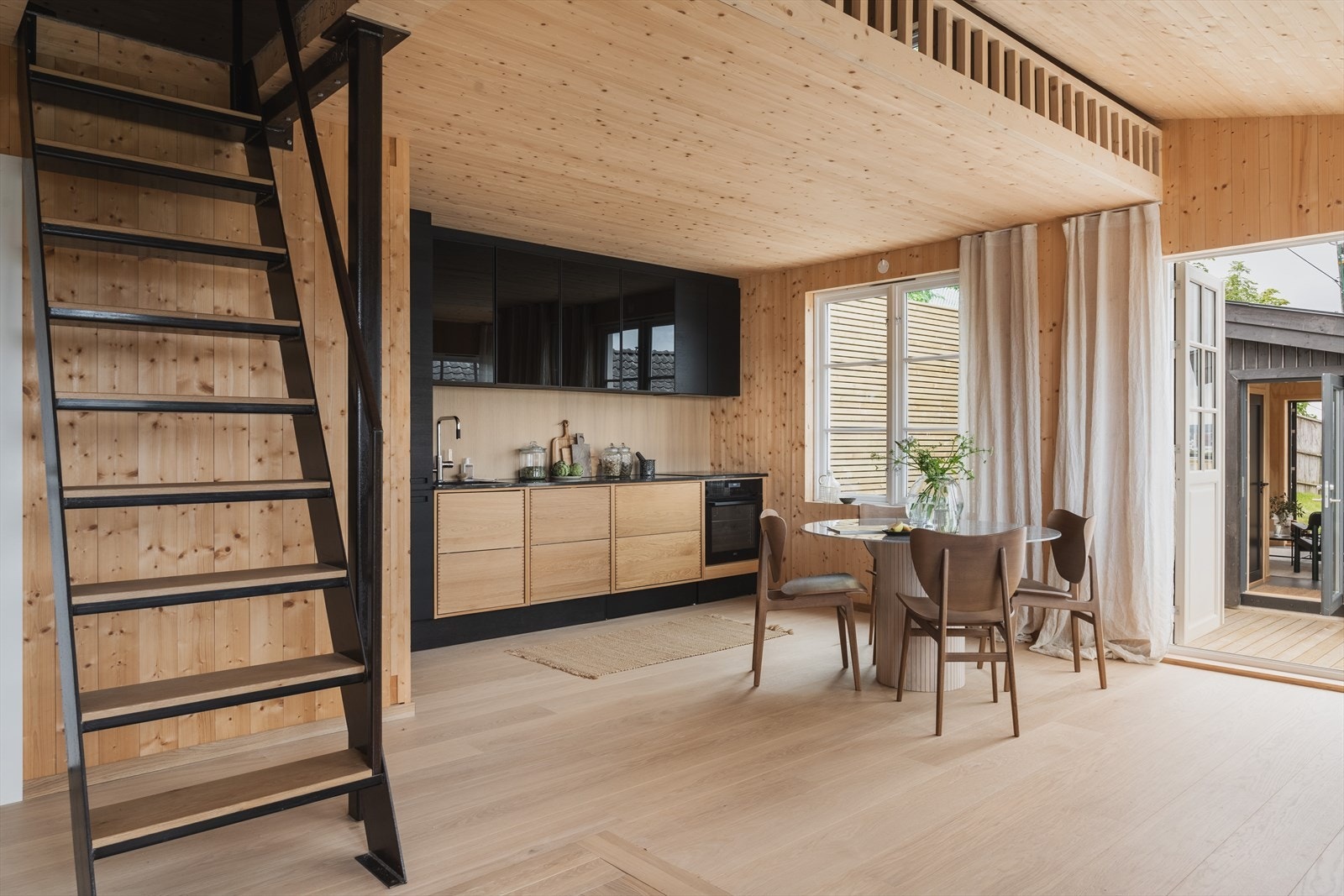 Store vindusflater som slipper inn rikelig med naturlig lys. Galleribilde