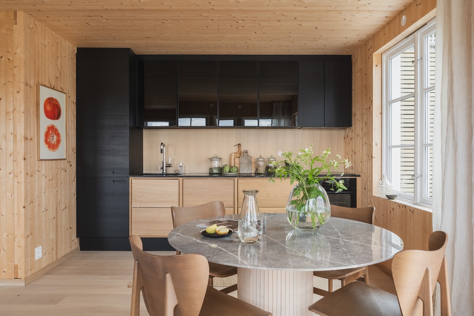 Kjøkkeninnredning fra velkjente Svane med integrerte hvitevarer, mekanisk avtrekksvifte over stekesonen og opplegg for oppvaskmaskin. Galleribilde