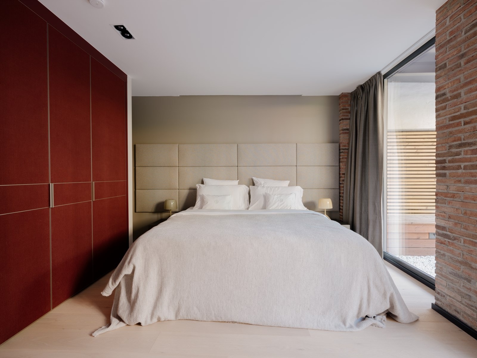 Rommet er utstyrt med en lekker Poliform garderobe. Poliform garderobene beskrives som "perfeksjon satt i system". Galleribilde