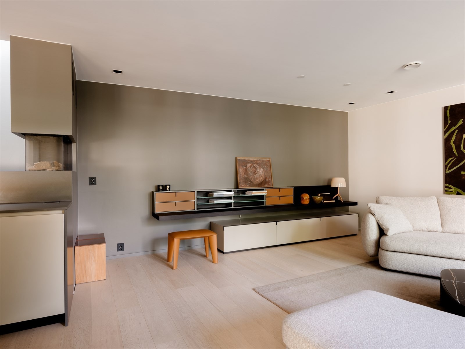 Boligen har balansert ventilasjon, gasspeis og gulvvarme. Alt man kan ønske seg i en nyere eksklusiv bolig. Galleribilde