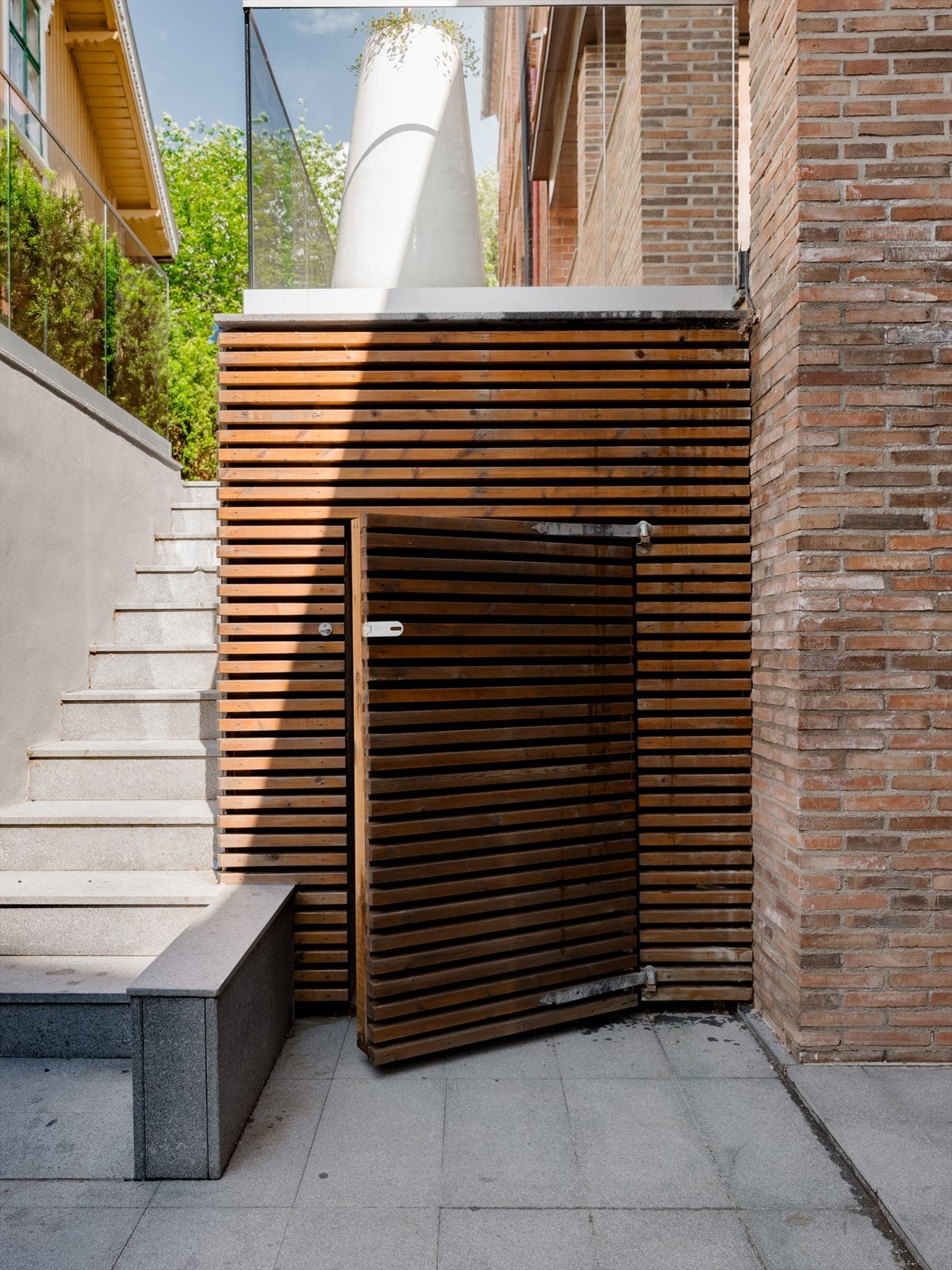 Utenfor boligen har du en praktisk sportsbod til oppbevaring. Galleribilde