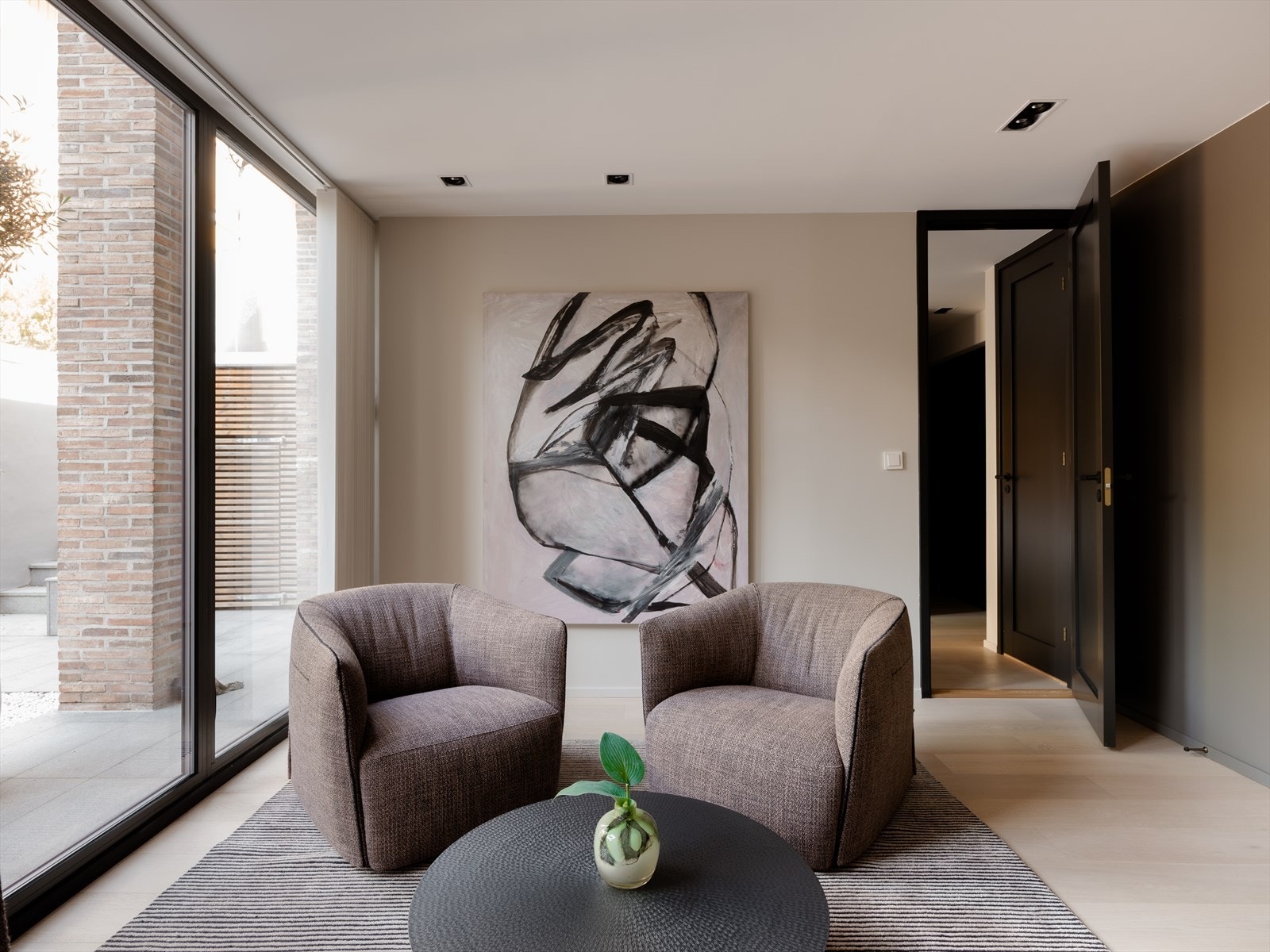 Praktisk stue nr to. Fra stuen og de to soverommene er det adkomst til atriummet. Galleribilde