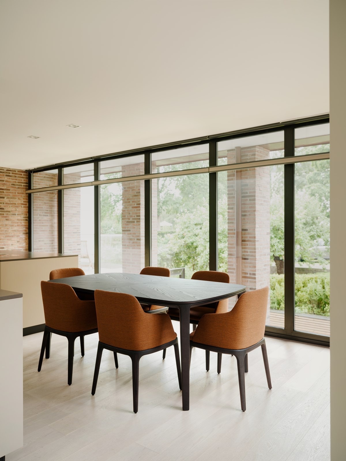 Boligen fremstår lys og innbydende med store vindusflater og raus takhøyde. Galleribilde