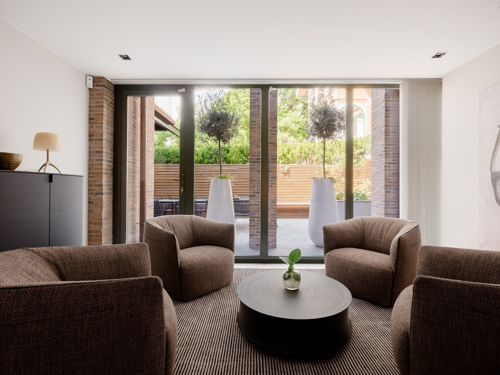 I underetasjen finner du en ekstra stue, to komfortable soverom, eksklusive garderober fra Poliform og to nydelige bad Galleribilde