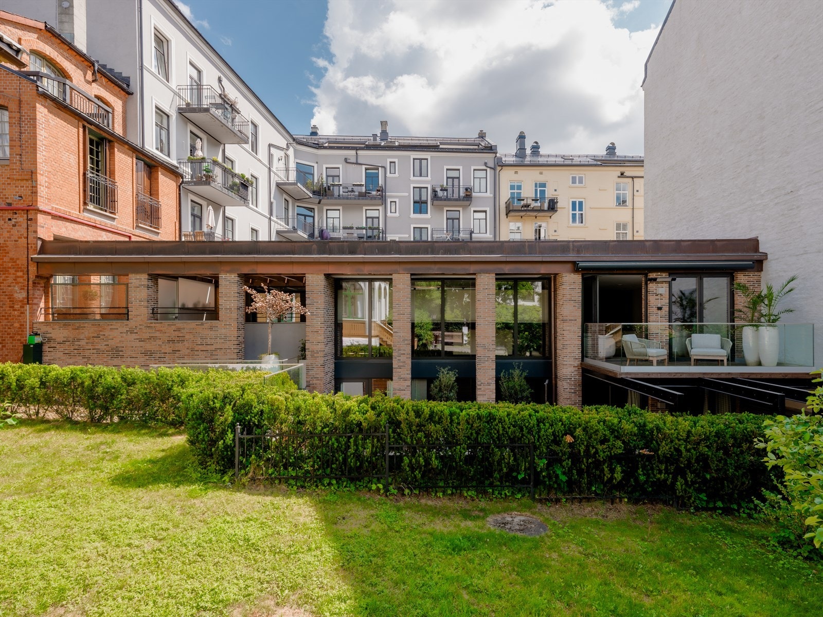 Eiendommen ligger tilbaketrukket og skjermet med vakkert opparbeidet uteområde. Galleribilde