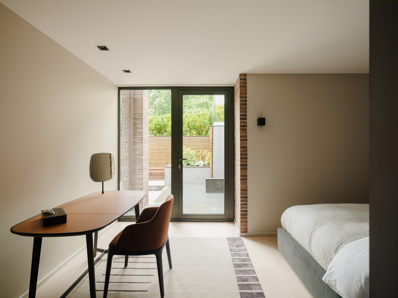 Hovedsoverommet har dør ut til uteplassen, praktisk walk-in closet bak sengen og direkte adkomst til eget bad. Galleribilde