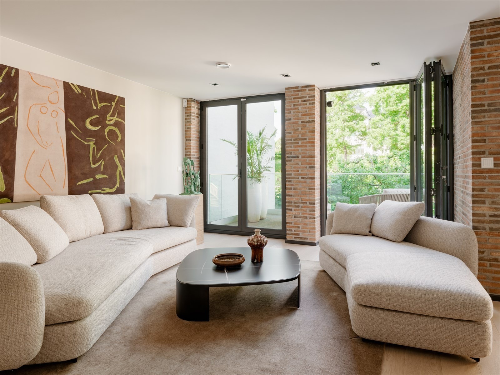 Innvendig fremstår boligen svært eksklusiv og påkostet med lekre farge- og materialvalg. Galleribilde