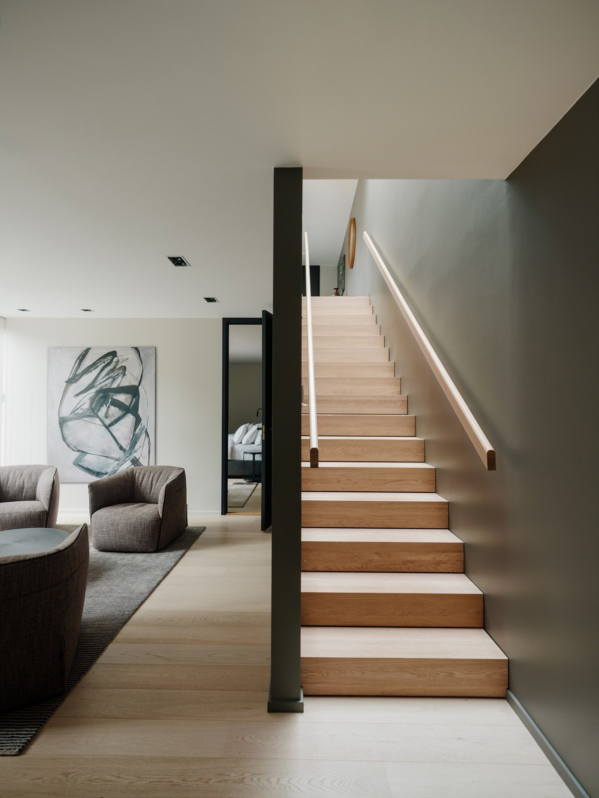 Lekker trapp i eik med belysning tar deg ned i underetasjen. Galleribilde