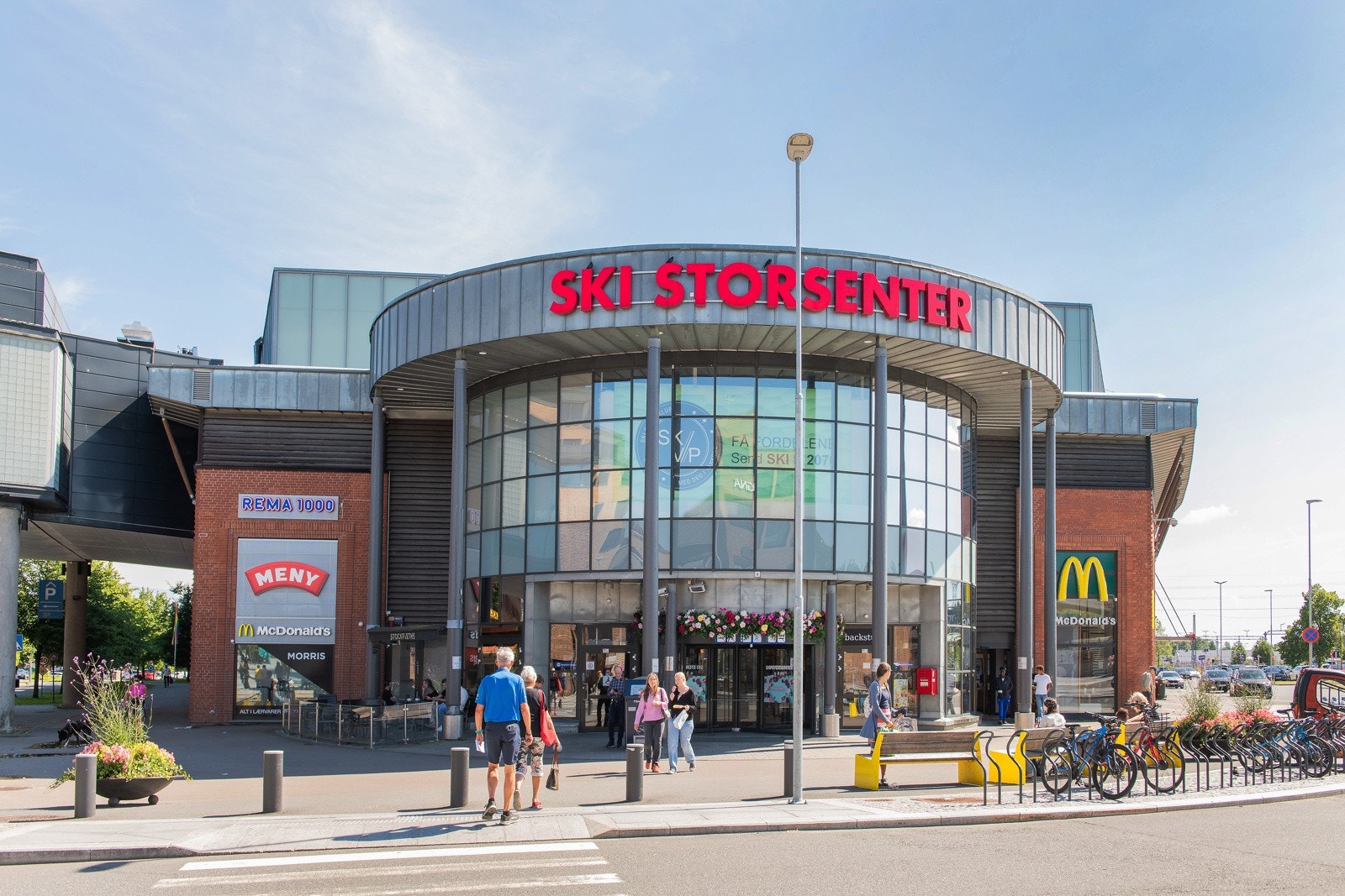 Ski storsenter med utvalg av ulike daglivarebutikker. Galleribilde