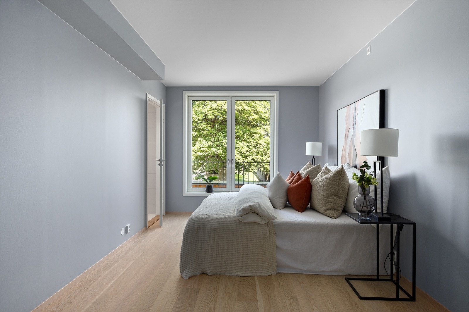 Hovedsoverommet er malt i delikate farger og har godt med naturlig lys. Hovedsoverommmet disponerer privat baderom. Galleribilde