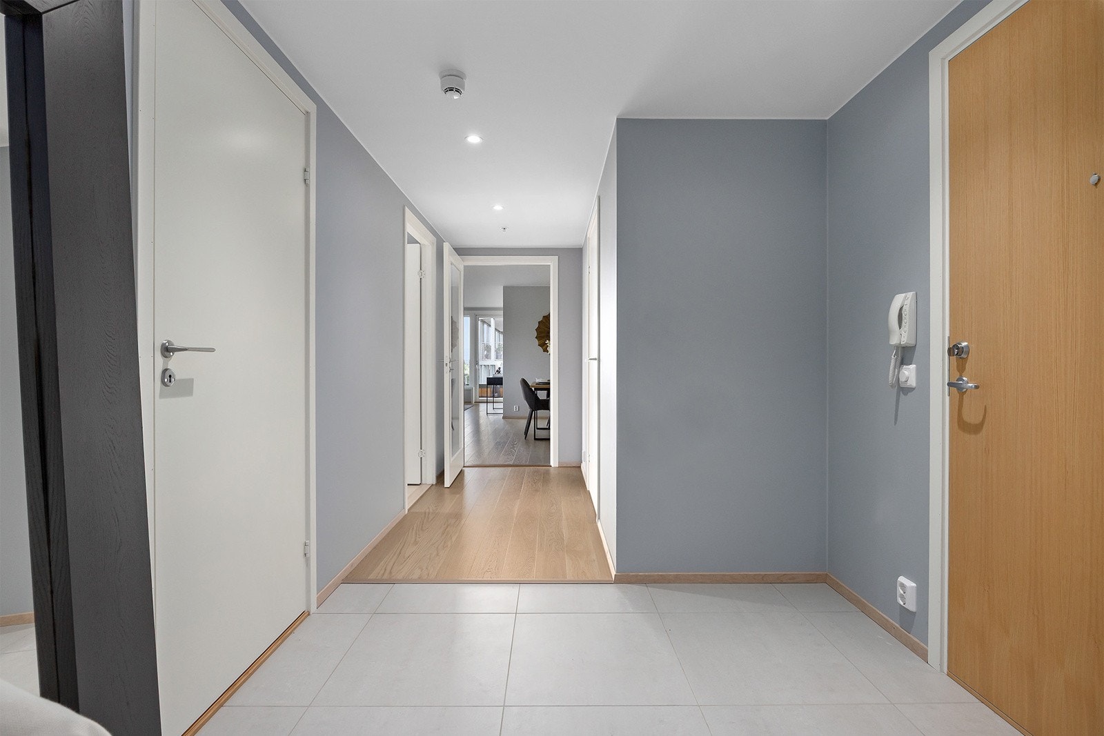 Hyggelig entrè med dør-calling, samt god plass til å legge fra seg sko og henge fra seg yttertøy. Galleribilde