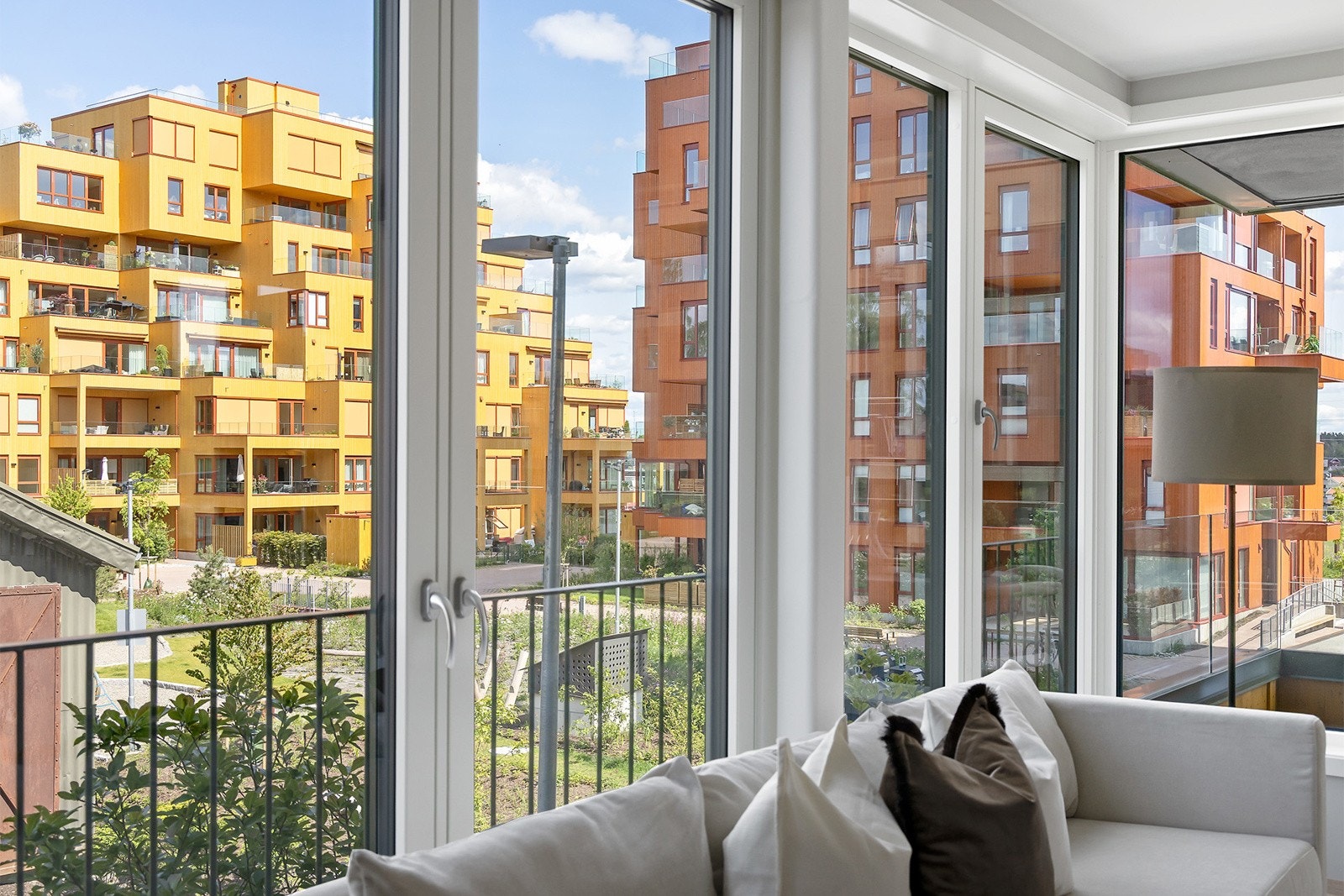 Store vinduer i glass som gir godt med naturlig lys inn. Galleribilde