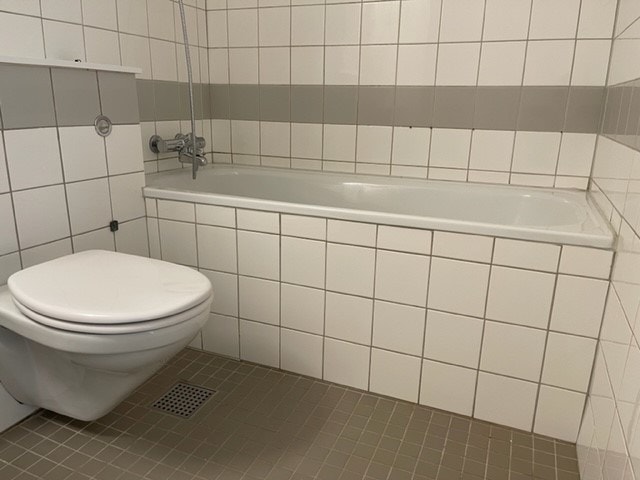 Flislagt bad med badekar Galleribilde