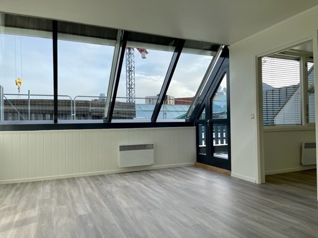 Lys stue med utgang til privat terrasse Galleribilde