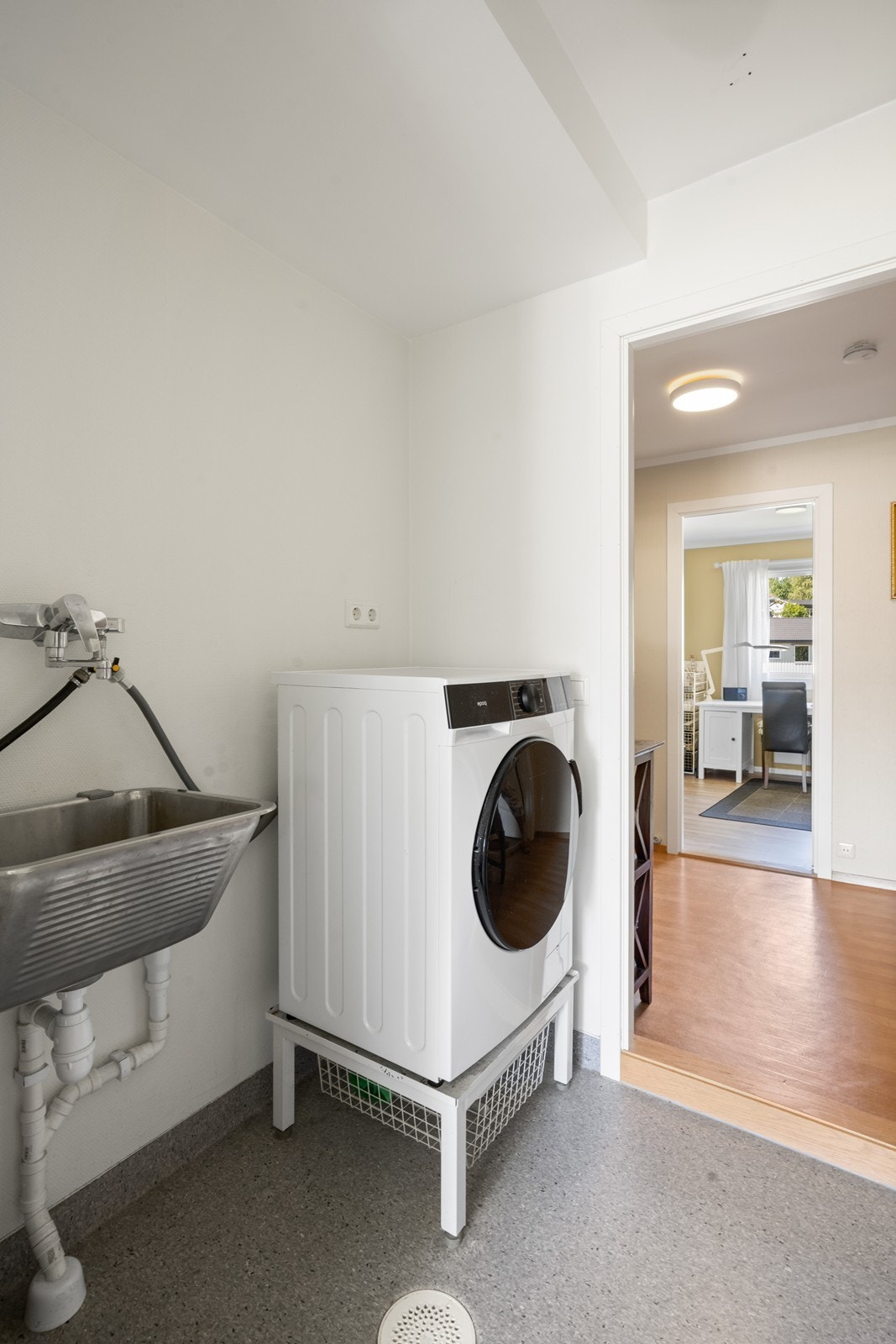 Vaskerommet ble pusset opp i 2019 i regi av borettslaget, og fremstår som funksjonelt og velholdt. Rommet er innredet med opplegg for vaskemaskin samt utslagsvask. Rommet har en praktisk plassering som gjør det lett tilgjengelig i hverdagen. Galleribilde