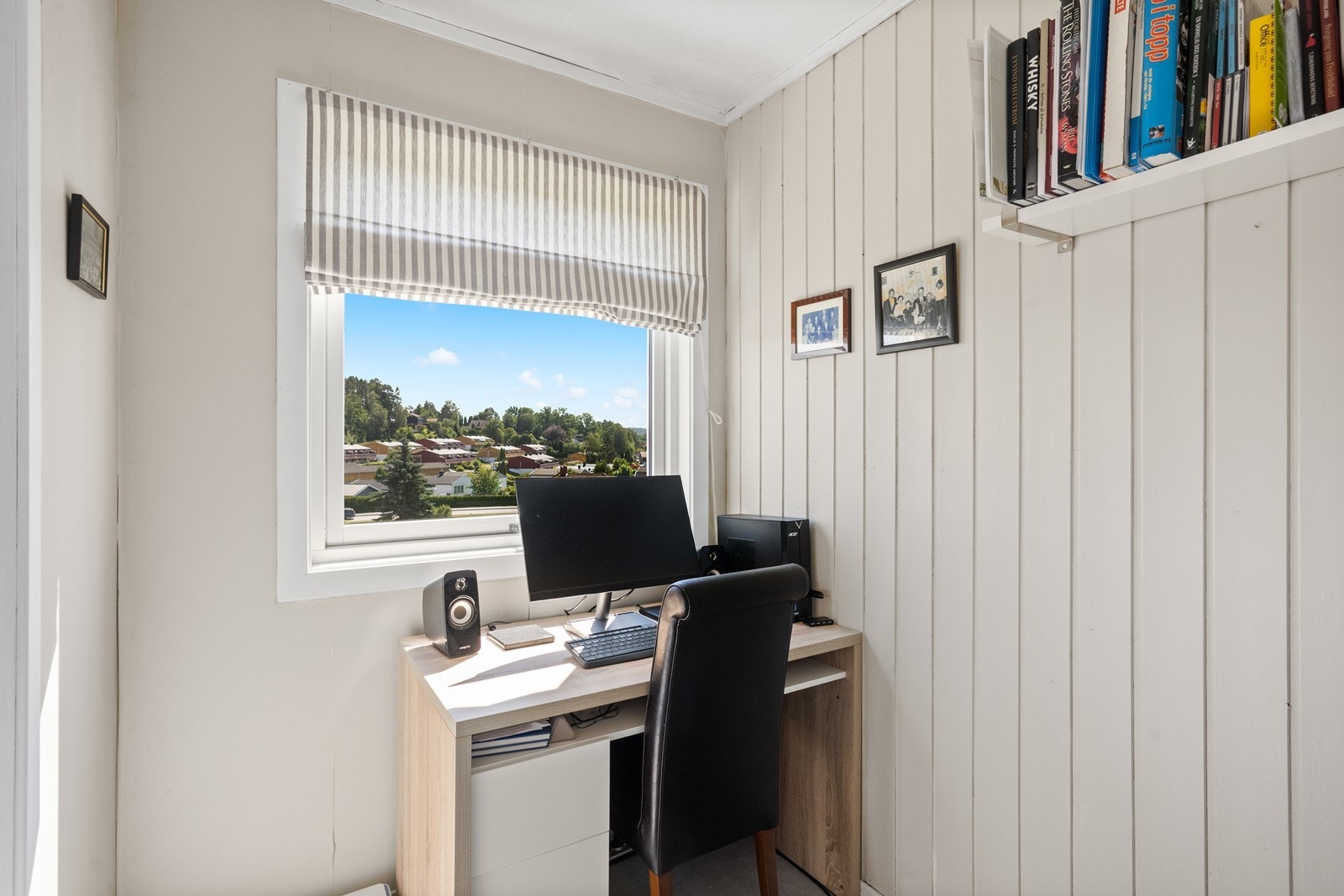 På innsiden av kjøkkenet ligger 2 boder, hvor ett er innredet som kontor (ikke bruksendret). Galleribilde