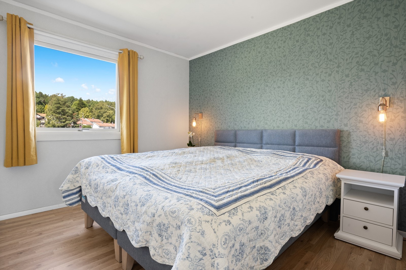 Boligen har to soverom. Hovedsoverommet er romslig. Galleribilde