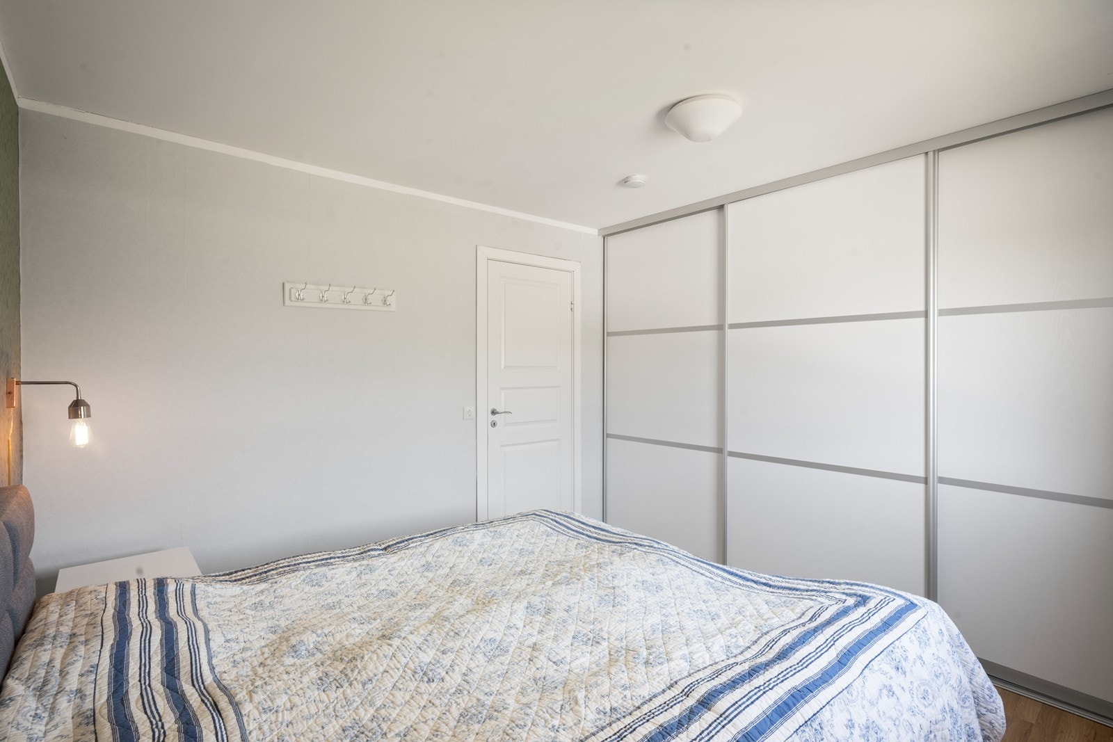 Hovedsoverom har en praktisk skyvedørsgarderobe som gir godt med oppbevaringsplass og bidrar til et ryddig inntrykk. Galleribilde