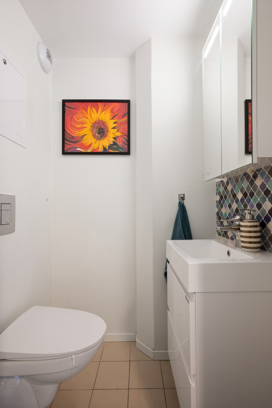 Separat toalettrom, innredet med toalett, servant med skuffeløsning og speilskap - en funksjonell løsning. Galleribilde