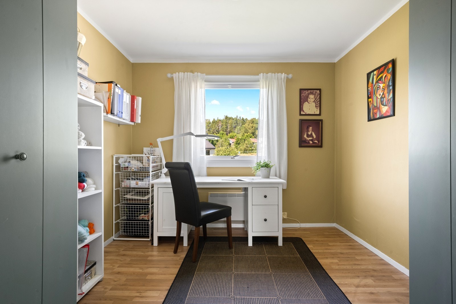 Det andre rommet benyttes i dag som hobbyrom, men kan enkelt tilpasses som gjesterom, barnerom eller kontor - alt etter behov. Fleksible løsninger gir mulighet for å skape rom som passer din livsstil. Galleribilde