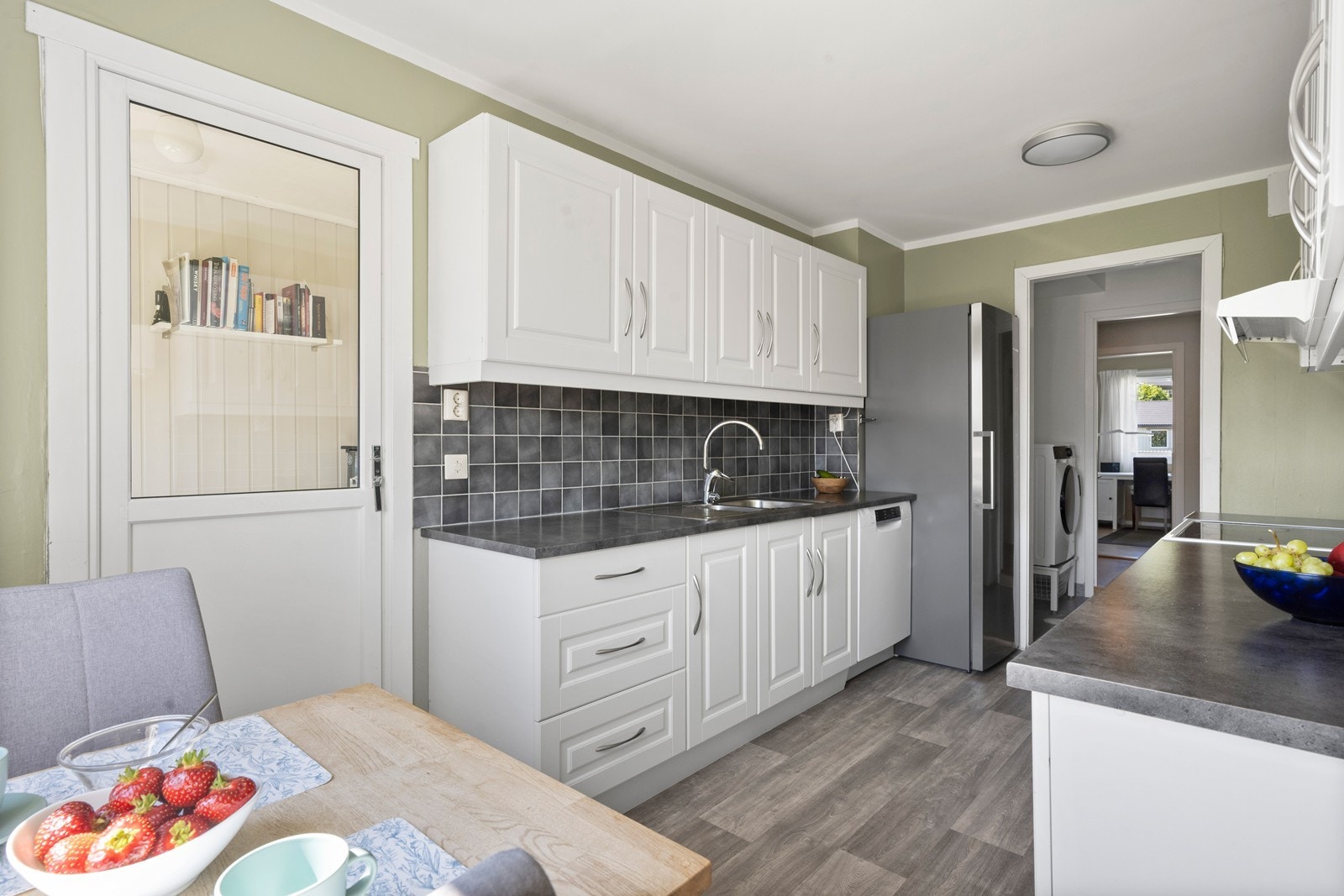 Ved vinduet er det plass til en hyggelig sittegruppe - perfekt for frokost. Galleribilde