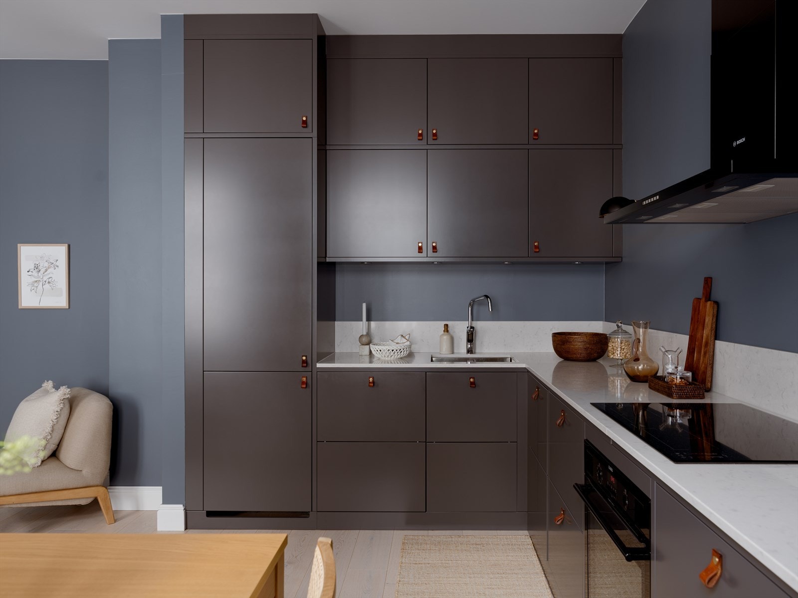 Kjøkkenet har store arbeidsflater og rikelig med oppbevaringsplass. Perfekt for deg som liker å lage mat. Med den åpne løsningen mot stuen blir matlagingen en sosial opplevelse. Galleribilde