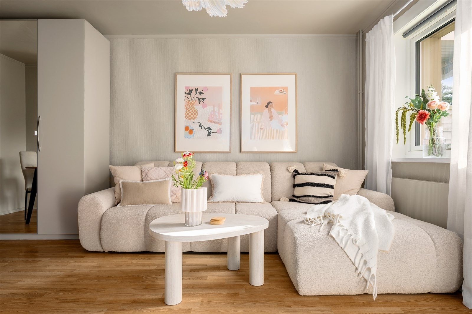 Stuen oppleves som lys og luftig med store vindusflater fra 2020 som slipper inn rikelig med naturlig lys. Galleribilde