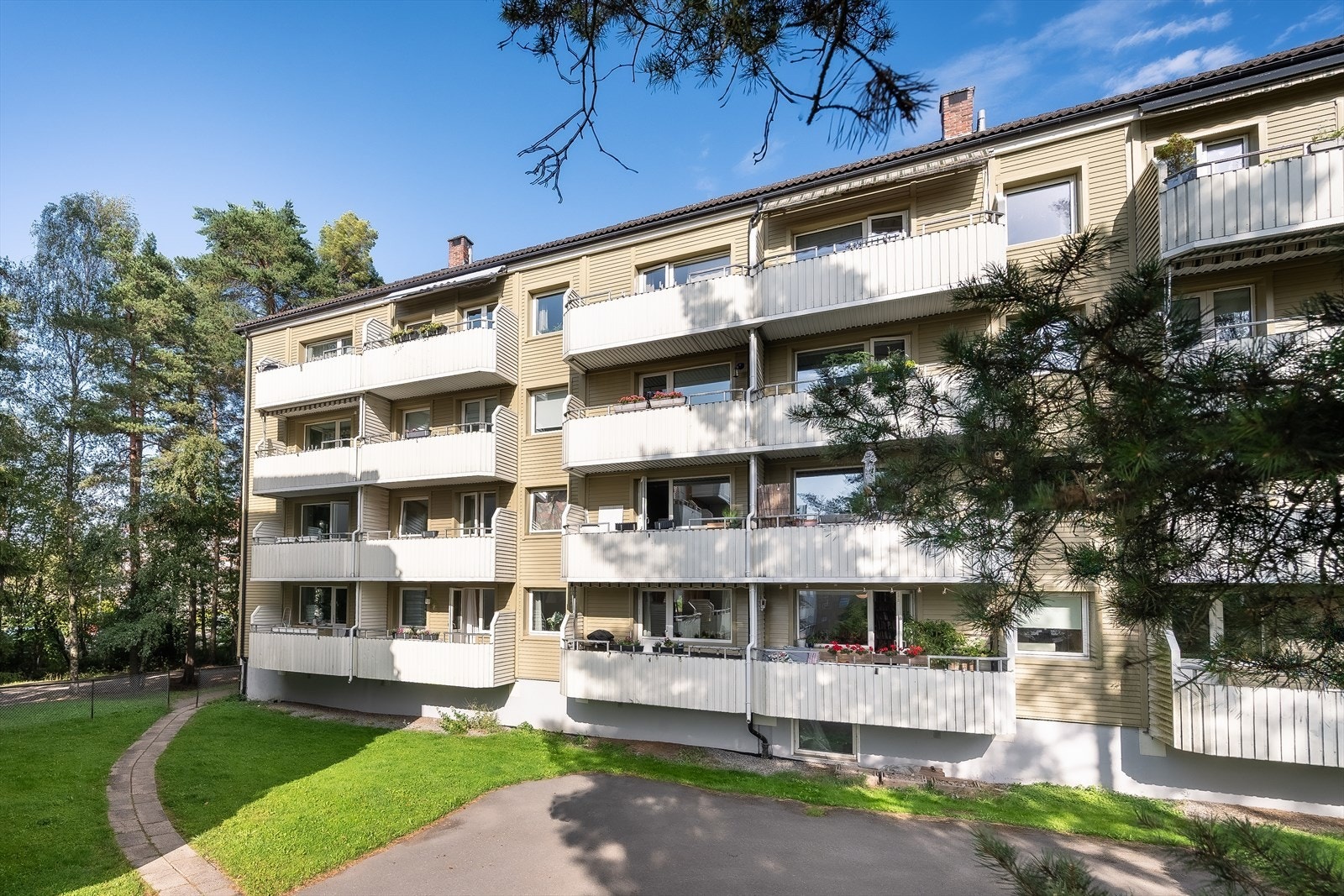 Området rundt er stille og fredelig, og byr på herlige turopplevelser i Østmarka. Det er bussholdeplass rett utenfor døren, og kort vei ned til Oppsal senter som har T-bane og et godt utvalg butikker og spisesteder - som Østensjø Havn. Galleribilde