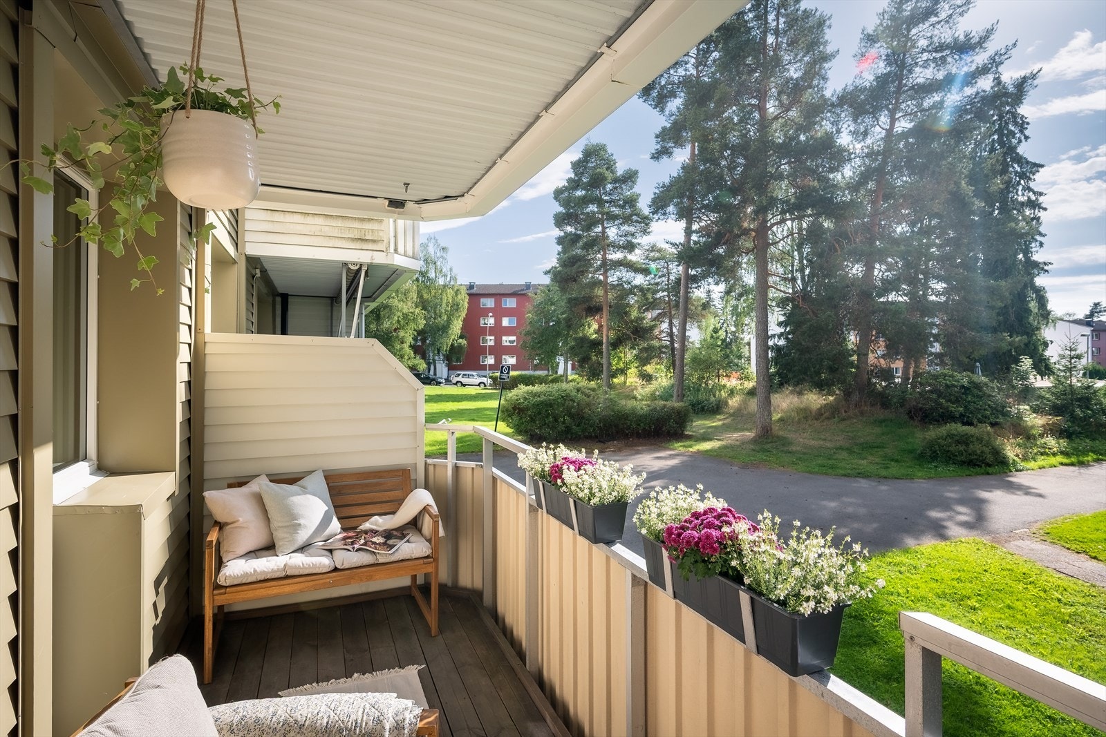 Dette er en lys og arealeffektiv 2-roms med stor balkong i grønne og fredelige omgivelser på Oppsaltoppen. Galleribilde