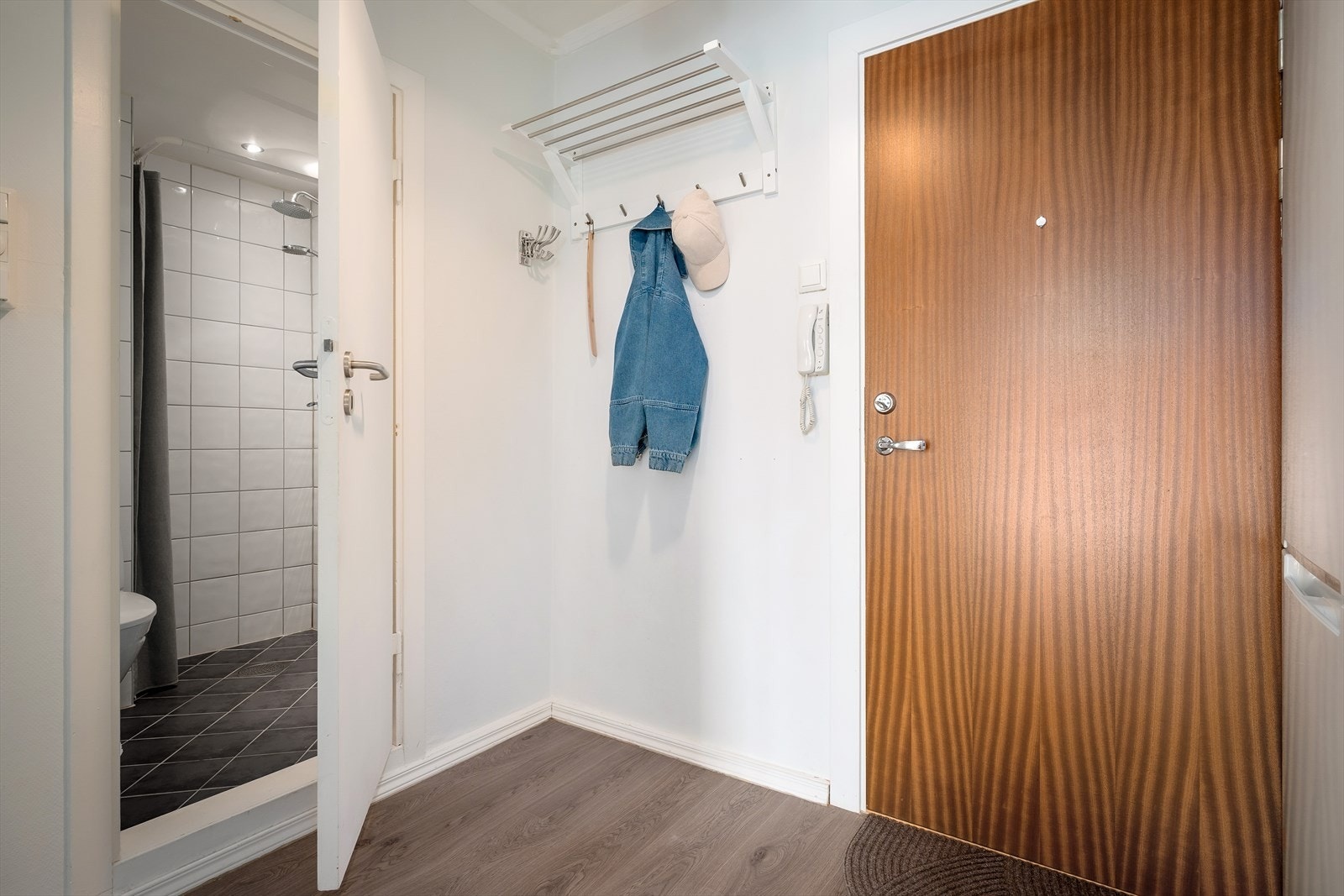 Velkommen inn! Entréen har praktisk oppheng til yttertøy, samt callingsystem for å slippe inn gjester. Galleribilde