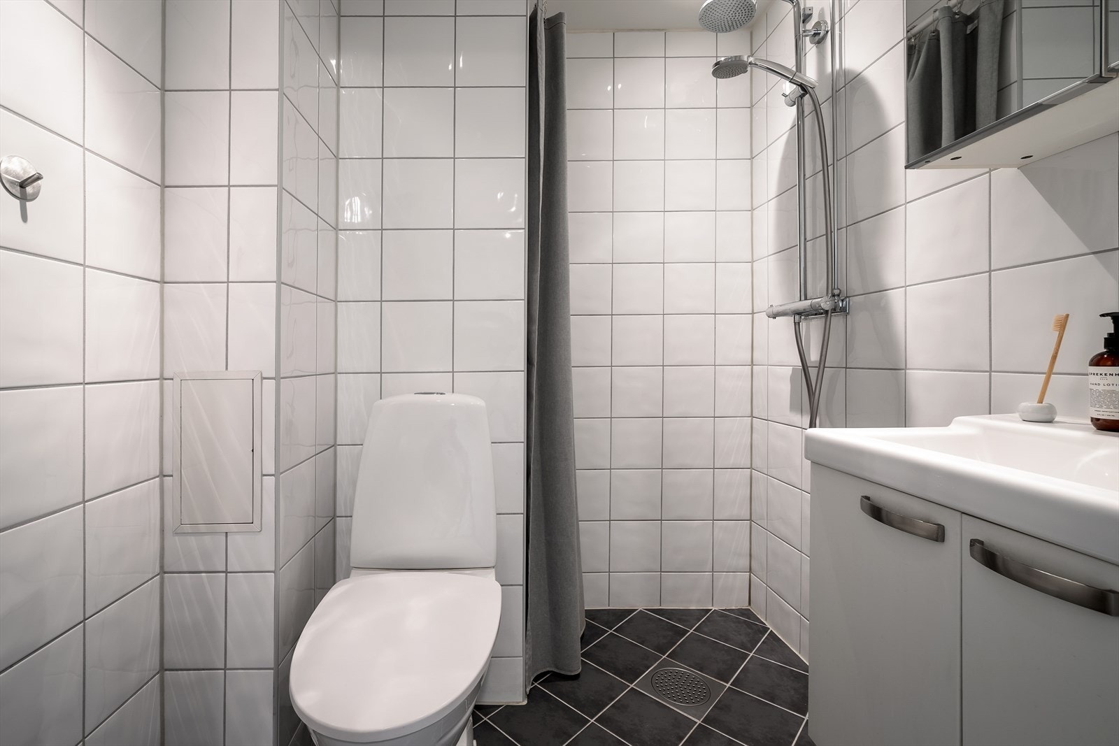 Badet ble pusset opp i 2009 i regi av borettslaget, og består av toalett, dusjhjørne, servant med over- og underskap, det er i tillegg varmekabler i gulvet. Det ble i 2023 byttet dusjbatteri og armatur. Galleribilde