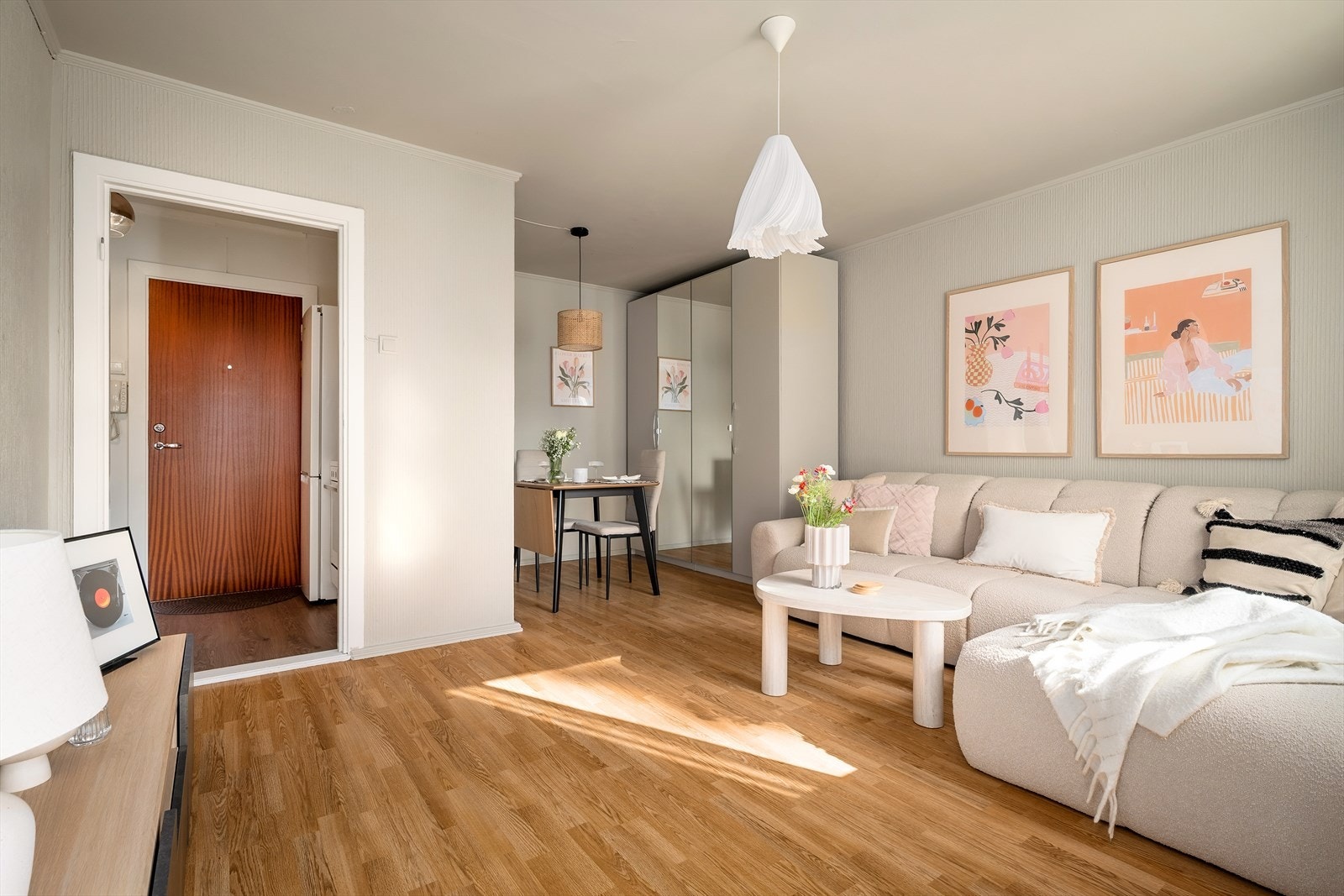 Oppvarming av leiligheten skjer gjennom fjernvarme via radiatorer. Galleribilde