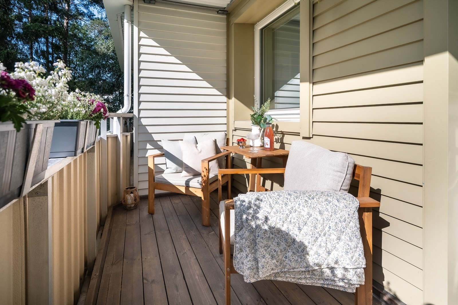 Balkongen er på hele 6.5m² med god plass til utemøblement og fint sted å nyte ettermiddagssolen. Galleribilde