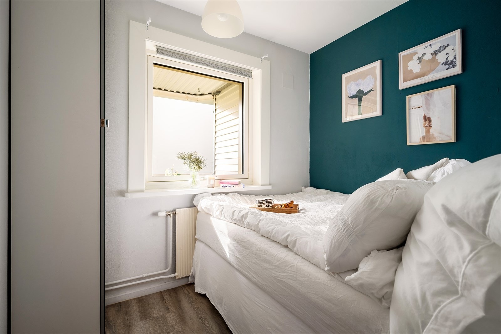 Soverommet har rikelig med plass til dobbeltseng, og man har garderobeskap. Galleribilde