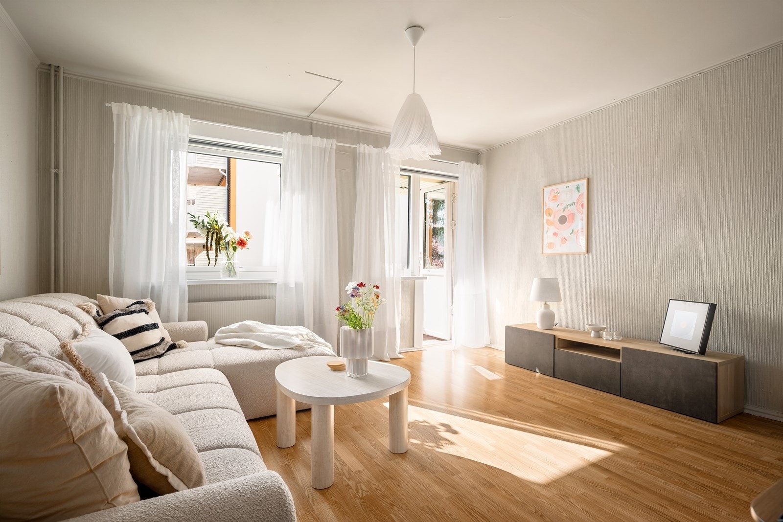 Stuen lar seg enkelt møbleres i ulike soner med god plass til både sofagruppe med tilhørende mediemøblement og spisebord. Galleribilde