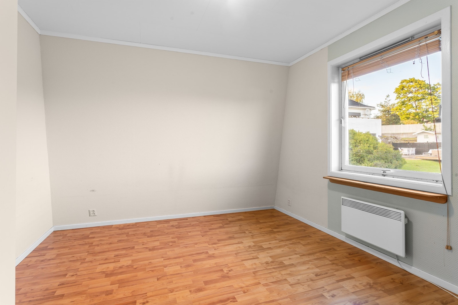 Soverom 2 med laminat på gulv, malt tapet på vegger og tak-ess i himling Galleribilde