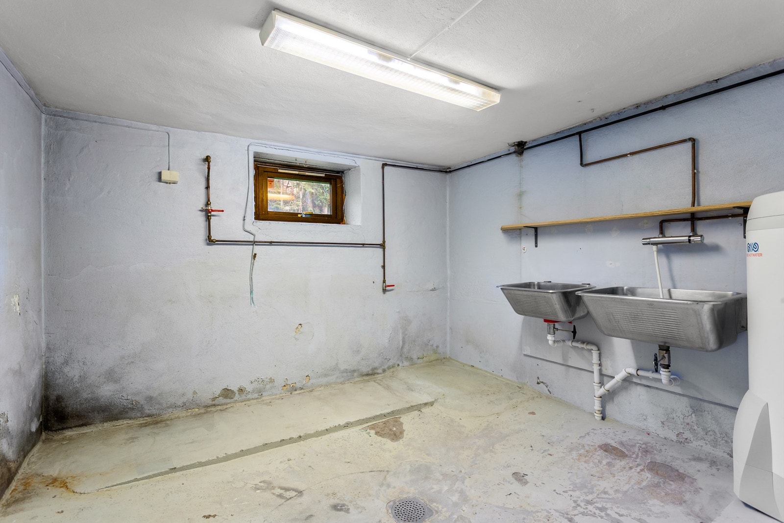 Vaskekjeller med to vegghengte utslagsvask og opplegg for vaskemaskin Galleribilde