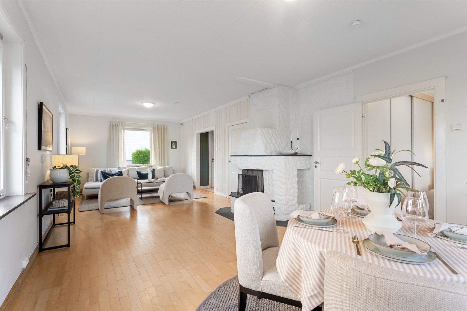 3-stavs eikeparkett på gulv, malt panel samt malte vegger og tak-ess i himling Galleribilde